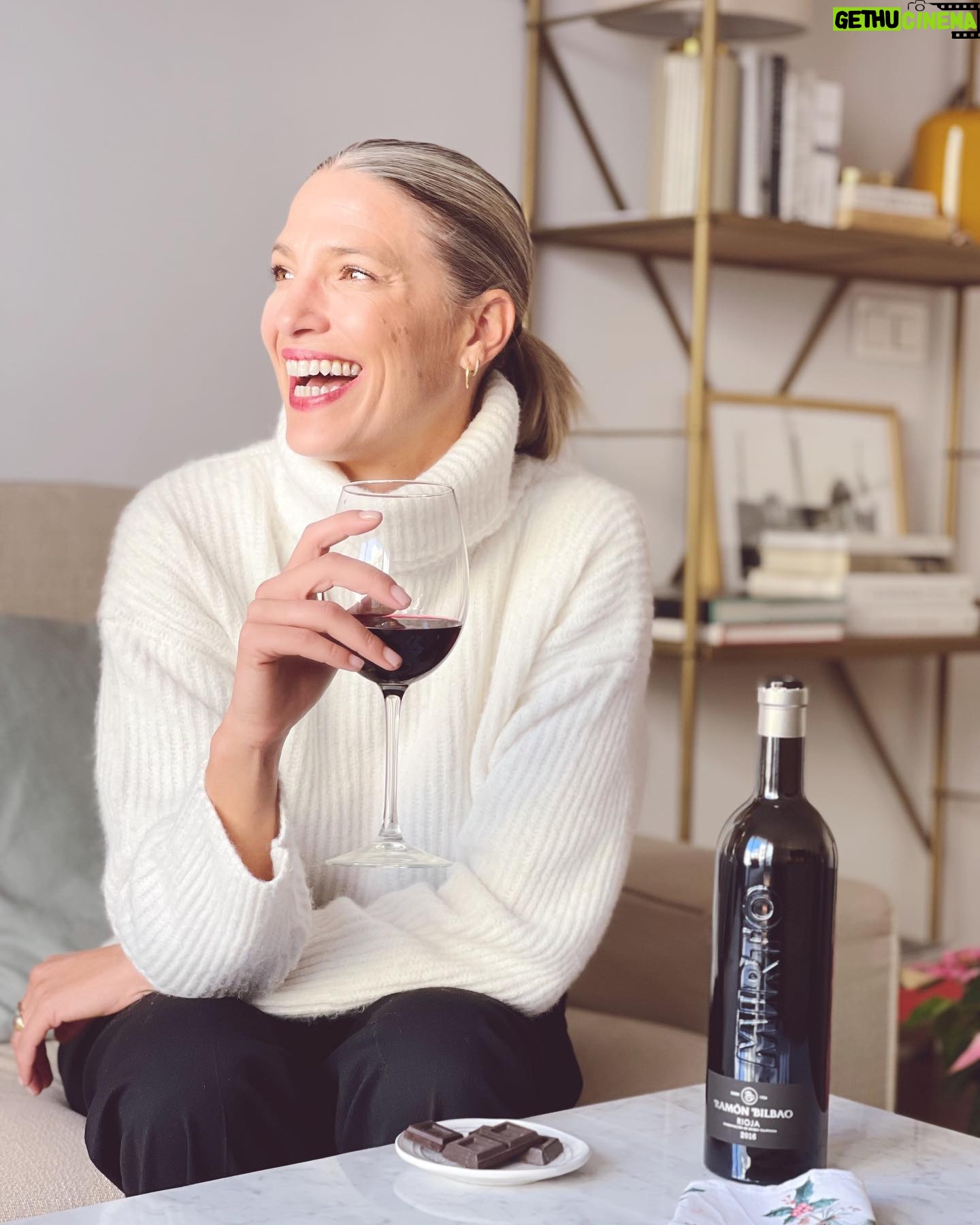 Laura Sánchez Instagram - “EL VINO SÓLO SE DISFRUTA CON MODERACIÓN” y "Wine in Moderation" Mirto es un vino sofisticado, jugoso y afrutado. Yo lo estoy disfrutando con un poco de chocolate negro, pero con que lo maridarías tú y a quien se lo regalarías??? Cuéntame que necesito recomendaciones!!!! Y aprovecho para desearos unas Felices Fiestas y recordaros que siempre tenemos oportunidades de agradecer y brindar en este 2023 @bodegasramonbilbao