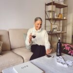 Laura Sánchez Instagram - “EL VINO SÓLO SE DISFRUTA CON MODERACIÓN” y "Wine in Moderation" Mirto es un vino sofisticado, jugoso y afrutado. Yo lo estoy disfrutando con un poco de chocolate negro, pero con que lo maridarías tú y a quien se lo regalarías??? Cuéntame que necesito recomendaciones!!!! Y aprovecho para desearos unas Felices Fiestas y recordaros que siempre tenemos oportunidades de agradecer y brindar en este 2023 @bodegasramonbilbao