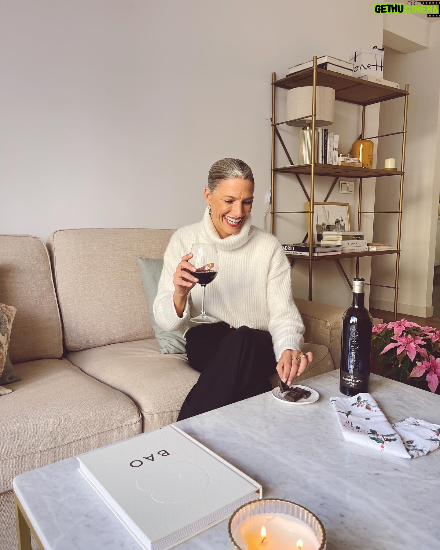Laura Sánchez Instagram - “EL VINO SÓLO SE DISFRUTA CON MODERACIÓN” y "Wine in Moderation" Mirto es un vino sofisticado, jugoso y afrutado. Yo lo estoy disfrutando con un poco de chocolate negro, pero con que lo maridarías tú y a quien se lo regalarías??? Cuéntame que necesito recomendaciones!!!! Y aprovecho para desearos unas Felices Fiestas y recordaros que siempre tenemos oportunidades de agradecer y brindar en este 2023 @bodegasramonbilbao