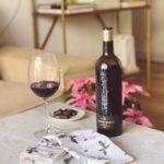 Laura Sánchez Instagram - “EL VINO SÓLO SE DISFRUTA CON MODERACIÓN” y "Wine in Moderation" Mirto es un vino sofisticado, jugoso y afrutado. Yo lo estoy disfrutando con un poco de chocolate negro, pero con que lo maridarías tú y a quien se lo regalarías??? Cuéntame que necesito recomendaciones!!!! Y aprovecho para desearos unas Felices Fiestas y recordaros que siempre tenemos oportunidades de agradecer y brindar en este 2023 @bodegasramonbilbao