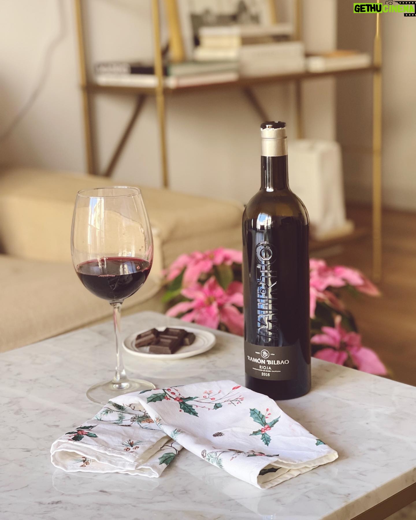 Laura Sánchez Instagram - “EL VINO SÓLO SE DISFRUTA CON MODERACIÓN” y "Wine in Moderation" Mirto es un vino sofisticado, jugoso y afrutado. Yo lo estoy disfrutando con un poco de chocolate negro, pero con que lo maridarías tú y a quien se lo regalarías??? Cuéntame que necesito recomendaciones!!!! Y aprovecho para desearos unas Felices Fiestas y recordaros que siempre tenemos oportunidades de agradecer y brindar en este 2023 @bodegasramonbilbao