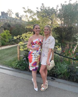 Laura Tobin Instagram - ☔️ ☀️ 💐 A lovely day @rhschelsea flower show bumping into so many of my buddies. #PressDay 

Thank you for the last photo @adilray 🤣🤣
