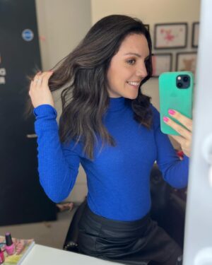 Laura Tobin Instagram - 💇🏻‍♀️Thank you for the new cut & colour @christinabhair 

I went with your vote-just a trim-well probably an inch and a half to freshen it up!

#NewHairDontCare #Flick