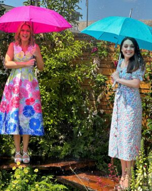 Laura Tobin Instagram - ☔️ ☀️ 💐 A lovely day @rhschelsea flower show bumping into so many of my buddies. #PressDay 

Thank you for the last photo @adilray 🤣🤣
