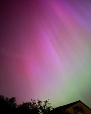 Laura Tobin Instagram - 🤩Did you see the northern lights?

🤓I love that my whole feed is full of #aurora photos with everyone saying WOW!

🤩 Absolutely amazing & breathtaking, it got brighter & brighter

📷 Here’s my photos!