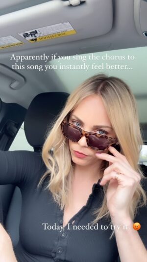 Laura Vandervoort Instagram - Feeling a bit pent-up & irritated with my industry. This actually kinda worked. 🤣🫶🏻 (sorry about the gum 🤷‍♀️)