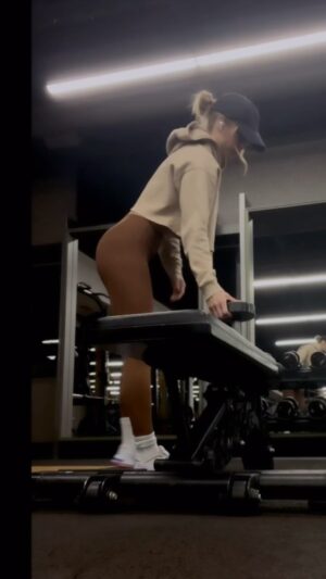 Laura Vandervoort Instagram - Why I workout… ☮️ of 🧠