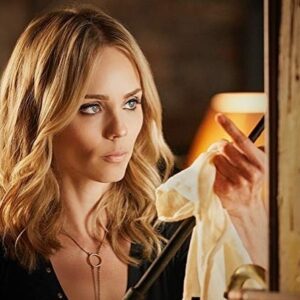 Laura Vandervoort Instagram - Doesn’t everyone drink stolen blood in the mornings from a hospital blood bank to start their day off right? 🧛‍♀️ 🩸 

Flashback to the short lived by loved series ‘V Wars’ where I got to work again with my longtime talented friends @adrianholmes @bradturnerdirector @jessicatography @kimderkocsc @tjscottpictures for @netflix 

Eager to get back to work but frustratingly stuck reminiscing for now. #actorslife