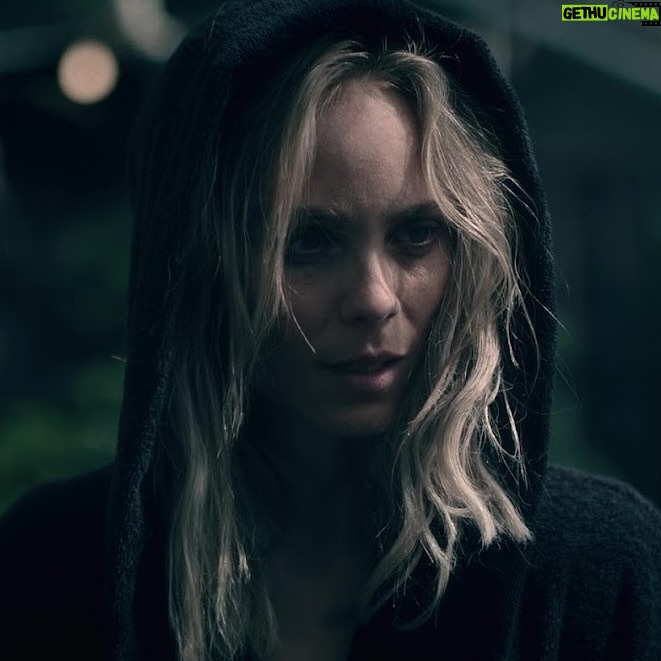 Laura Vandervoort Instagram - Throwback Thursday (is that still a thing??) A few bts from one of my favorite gigs during the height of Covid. @handmaidsonhulu with the powerhouse that is @elisabethmossofficial & @mattdirector