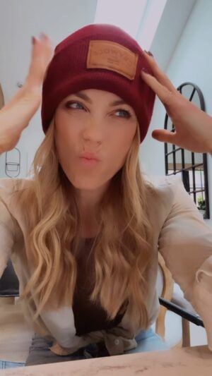 Laura Vandervoort Instagram - Just @taylorswift putting our daily affirmations and mantra’s into lyric form for easier access. 🫠 - Psst I may be going even more insane this year….