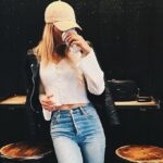 Laura Vandervoort Instagram - Captured caffeinated, calm and crushing my ☕️ (Psst…Only one of these things are rare for me…guess which one.) 🫠 #LosAngeles What’s your go-to coffee order?