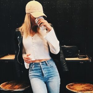 Laura Vandervoort Instagram - Captured caffeinated, calm and crushing my ☕️ 
(Psst…Only one of these things are rare for me…guess which one.) 🫠

#LosAngeles
What’s your go-to coffee order?