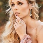 Laura Vandervoort Instagram - Synergy 🌷 Camera 📸 @lesliealejandro Hair @jmichael_hair Style @langy Makeup @courthart1