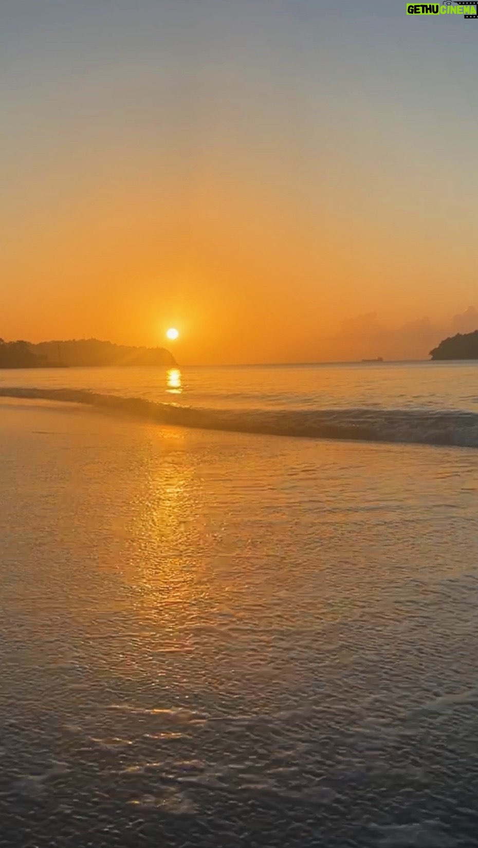 Laura Vandervoort Instagram - One last sunset because it was that gorgeous. Thank you St. Lucia 🫶🏻❤️