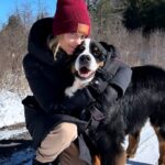 Laura Vandervoort Instagram - With the pups up north. Little @frankie_blueeyes doesn’t love the cold. She prefers her throne and a fire. Ted thrives in it. But Ted also screamed while he 💩’d because he ate wood chips which (surprise surprise) weren’t as fun coming out as they were going in for him. 😂