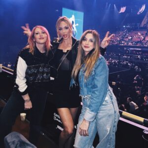 Laura Vandervoort Instagram - “The most controversial thing I’ve done, is stick around” - Madonna ✌🏻
