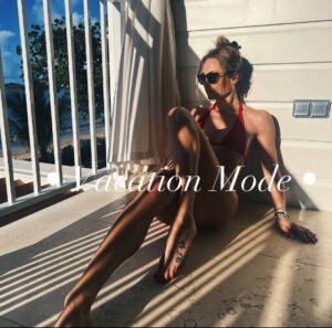 Laura Vandervoort Instagram - Burnt & relaxed last week on vaca. 
Now peeling, have a cold and anxious. 😂 I’ll just call that well rounded. 🤷‍♀️