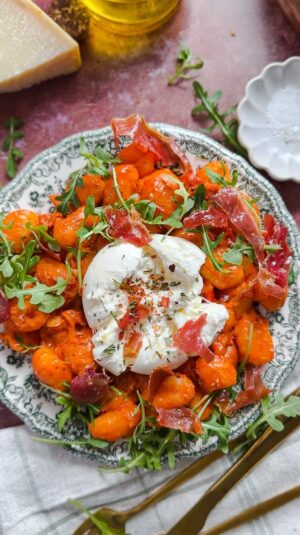 Laura Vitale Instagram - Comment GNOCCHI in the comments (no other character next to the gnocchi please)and I’ll personally DM you the recipe (to make it easy for you! ❤️)
Sunday pasta day no matter whattttt in this house! This creamy gnocchi with blush sauce, sun dried tomatoes, burrata and crispy prosciutto is the stuff of dreams!