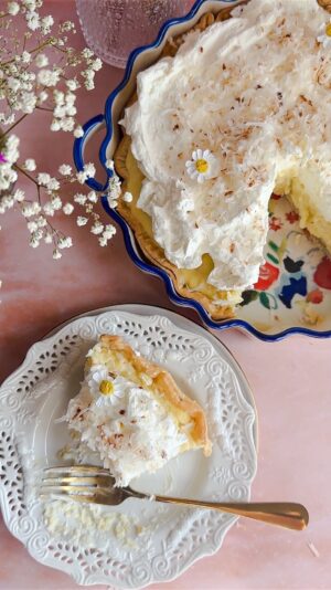 Laura Vitale Instagram - The BESTTTTTT classic coconut cream pie recipe is now live on LITk so run to watch! It’s next level but so simple! 😍
