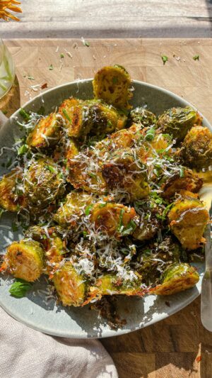 Laura Vitale Instagram - Caio e pepe Brussel sprouts is pretty much the only way I want to eat them right now. So crunchy, salty and peppery, literally the best thing you can make with them and i promise you, even the pickiest eaters will give these a try! I simply toss brussel sprouts with olive oil, salt, pepper and some garlic and herb seasoning, place them cut side down on a baking sheet liner with parchment and generously covered in freshly grated parm, pop them in the oven at 400 for 20ish min and when they come out, peel them from the baking sheet, dowse with more parm and oh so much pepper! So so good! #LVturkeyday2023 

#food #foodporn #foodie #instafood #foodphotography #foodstagram #yummy #foodblogger #foodlover #instagood #love #delicious  #homemade #dinner #foodgasm #tasty #photooftheday #foodies  #cooking  #picoftheday #foodpics #instagram #fall #fallfood #thanksgiving #thanksgivingfood #recipe #recipes #easyrecipes