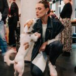 Laura Wontorra Instagram - Bürohunde sind echte Feelgood-Manager 🐶 Das weiß ich nicht nur aus eigener Erfahrung, sondern zu diesem Ergebnis kommt jetzt auch eine neue Studie von @purinadeutschland zum Thema Pets at Work. Als PURINA-Markenbotschafterin durfte ich gemeinsam mit Expert:innen die Ergebnisse der Studie vorstellen und diskutieren. Die Teilnehmer:innen der Talkrunde und die zwei- und vierbeinigen Gäste waren sich einig: Von den Kollegen auf vier Pfoten profitieren sowohl Arbeitnehmer:innen als auch Unternehmen 💼 Und damit in Zukunft noch mehr Körbchen in deutschen Büros stehen, unterstützt PURINA mit der Pets at Work Allianz Unternehmen dabei, hundefreundlicher zu werden. Von Milo und mir ein klares „Pfote hoch“ für diese Initiative 🐾 #wearebettertogether #wearebetterwithpets #petsatwork
