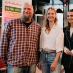 Laura Wontorra Instagram - Bürohunde sind echte Feelgood-Manager 🐶 Das weiß ich nicht nur aus eigener Erfahrung, sondern zu diesem Ergebnis kommt jetzt auch eine neue Studie von @purinadeutschland zum Thema Pets at Work. Als PURINA-Markenbotschafterin durfte ich gemeinsam mit Expert:innen die Ergebnisse der Studie vorstellen und diskutieren. Die Teilnehmer:innen der Talkrunde und die zwei- und vierbeinigen Gäste waren sich einig: Von den Kollegen auf vier Pfoten profitieren sowohl Arbeitnehmer:innen als auch Unternehmen 💼 Und damit in Zukunft noch mehr Körbchen in deutschen Büros stehen, unterstützt PURINA mit der Pets at Work Allianz Unternehmen dabei, hundefreundlicher zu werden. Von Milo und mir ein klares „Pfote hoch“ für diese Initiative 🐾 #wearebettertogether #wearebetterwithpets #petsatwork