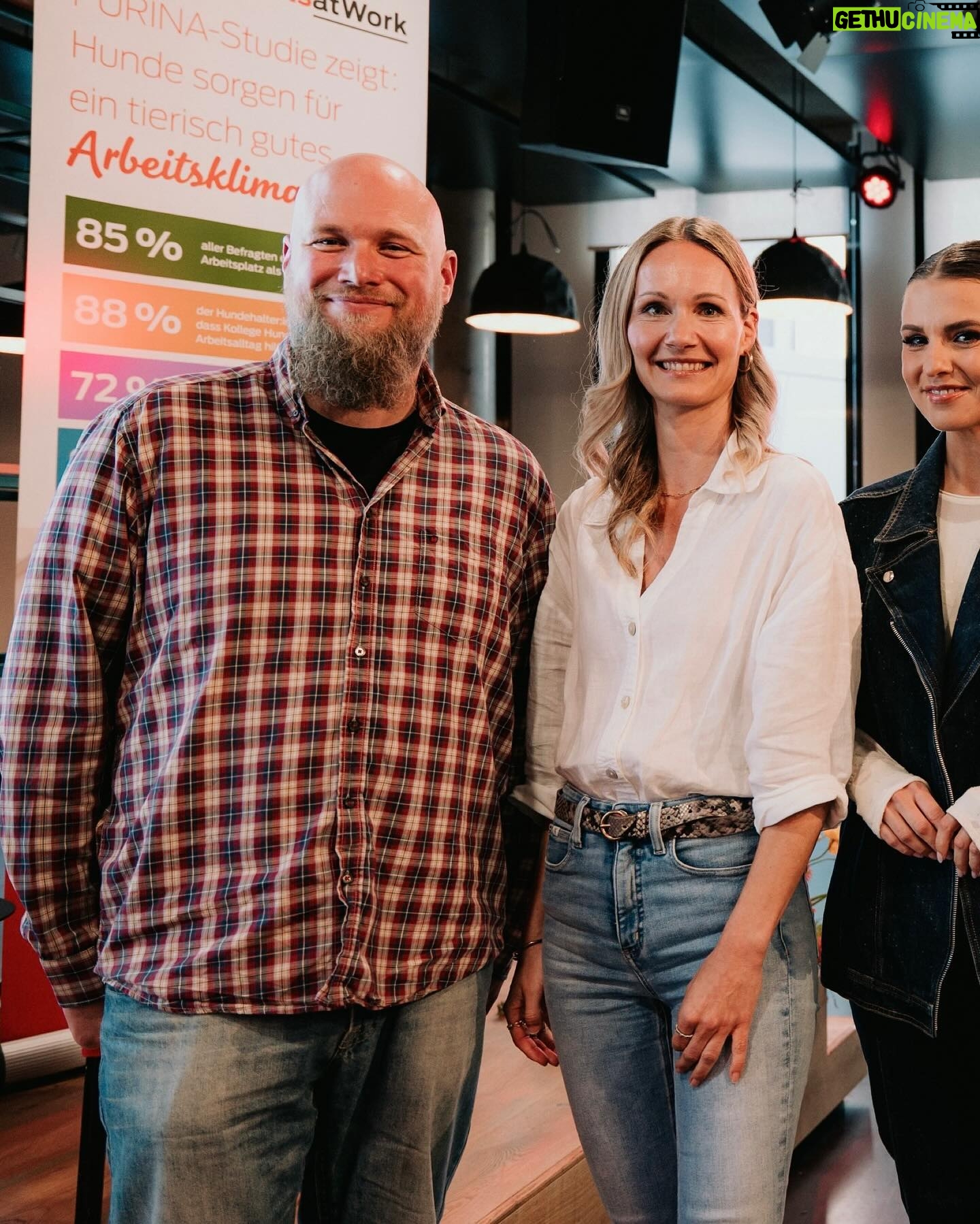 Laura Wontorra Instagram - Bürohunde sind echte Feelgood-Manager 🐶 Das weiß ich nicht nur aus eigener Erfahrung, sondern zu diesem Ergebnis kommt jetzt auch eine neue Studie von @purinadeutschland zum Thema Pets at Work. Als PURINA-Markenbotschafterin durfte ich gemeinsam mit Expert:innen die Ergebnisse der Studie vorstellen und diskutieren. Die Teilnehmer:innen der Talkrunde und die zwei- und vierbeinigen Gäste waren sich einig: Von den Kollegen auf vier Pfoten profitieren sowohl Arbeitnehmer:innen als auch Unternehmen 💼 Und damit in Zukunft noch mehr Körbchen in deutschen Büros stehen, unterstützt PURINA mit der Pets at Work Allianz Unternehmen dabei, hundefreundlicher zu werden. Von Milo und mir ein klares „Pfote hoch“ für diese Initiative 🐾 #wearebettertogether #wearebetterwithpets #petsatwork