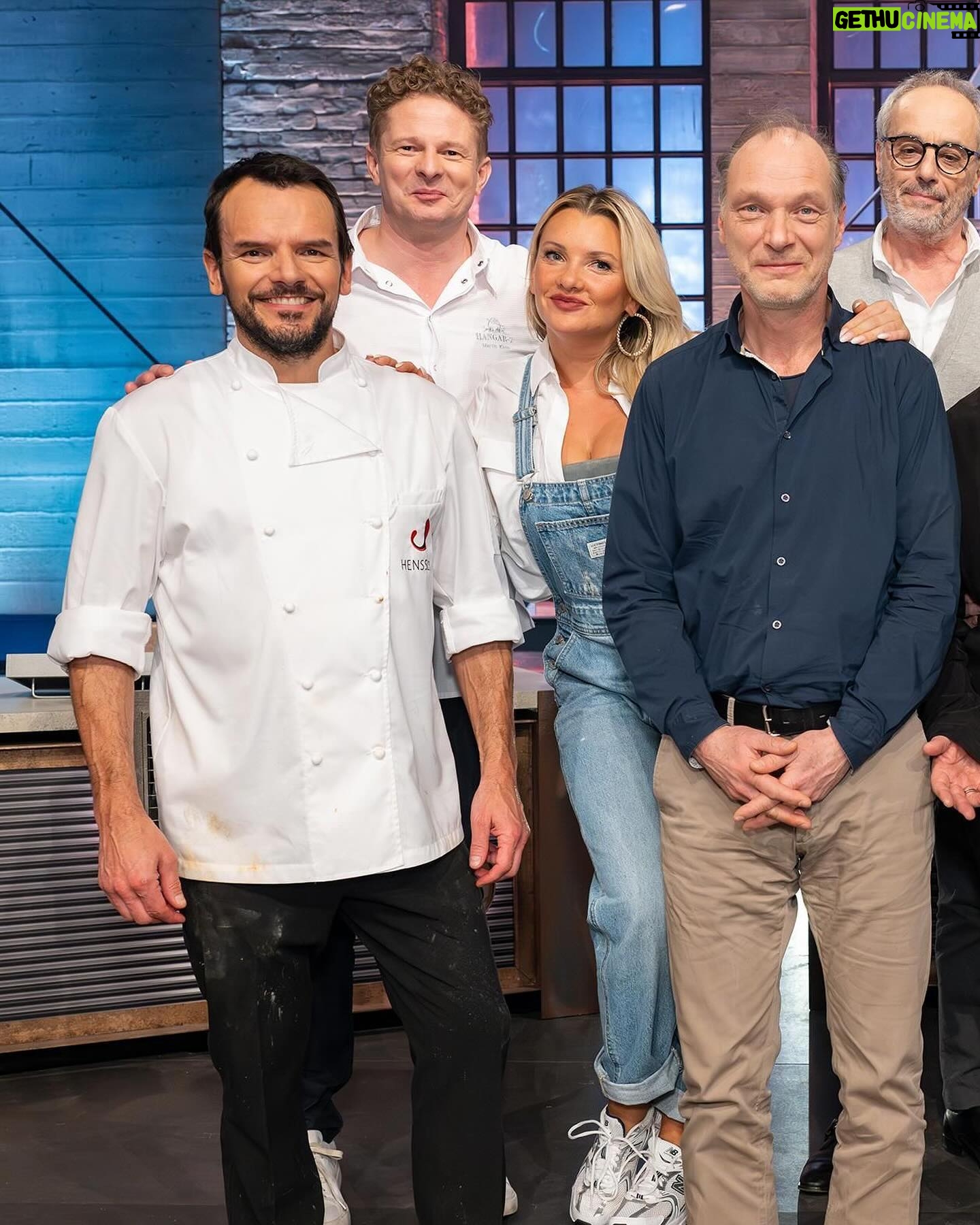 Laura Wontorra Instagram - Heute bei @grilldenhenssler_vox brutzelt‘s in der Pfanne und knistert‘s in der Luft 🤭 Glamour-Göttin, Modepapst und Tatort Komissar am Herd - Das sollte man sich nicht entgehen lassen 👉🏽 20:15 Uhr bei VOX #grilldenhenssler #abendprogramm
