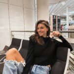 Laura Wontorra Instagram - Airportküsschen 😘 Beruflich ist grad echt viel los - was in meinem Job auch viel Reiserei beinhaltet: Um weiter energievoll durch den Alltag zu kommen, ist @orthomol Vital f für mich die perfekte Ergänzung zu einer ausgewogenen Ernährung. Die Mikronährstoffkombination enthält z. B. Vitamin B12 und Magnesium, die zur Verringerung von Müdigkeit und Erschöpfung beitragen. Immer dabei im Travelbag 💙 #orthomolvitalf #orthomolvitalm Anzeige