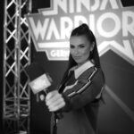 Laura Wontorra Instagram - Schnell die Kaffeetasse gegen’s Mikro getauscht, denn wir sind wieder im Studio zu den Dreharbeiten der neuen Staffel Ninja Warrior 🎤🥷🏼💥 Ab Herbst auf RTL 📍 💄 @asalsahin #rtl #ninjawarrior #letsgo