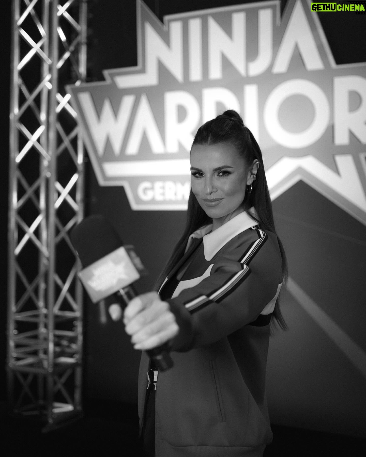 Laura Wontorra Instagram - Schnell die Kaffeetasse gegenβs Mikro getauscht, denn wir sind wieder im Studio zu den Dreharbeiten der neuen Staffel Ninja Warrior π€π₯·πΌπ₯ Ab Herbst auf RTL π π @asalsahin #rtl #ninjawarrior #letsgo
