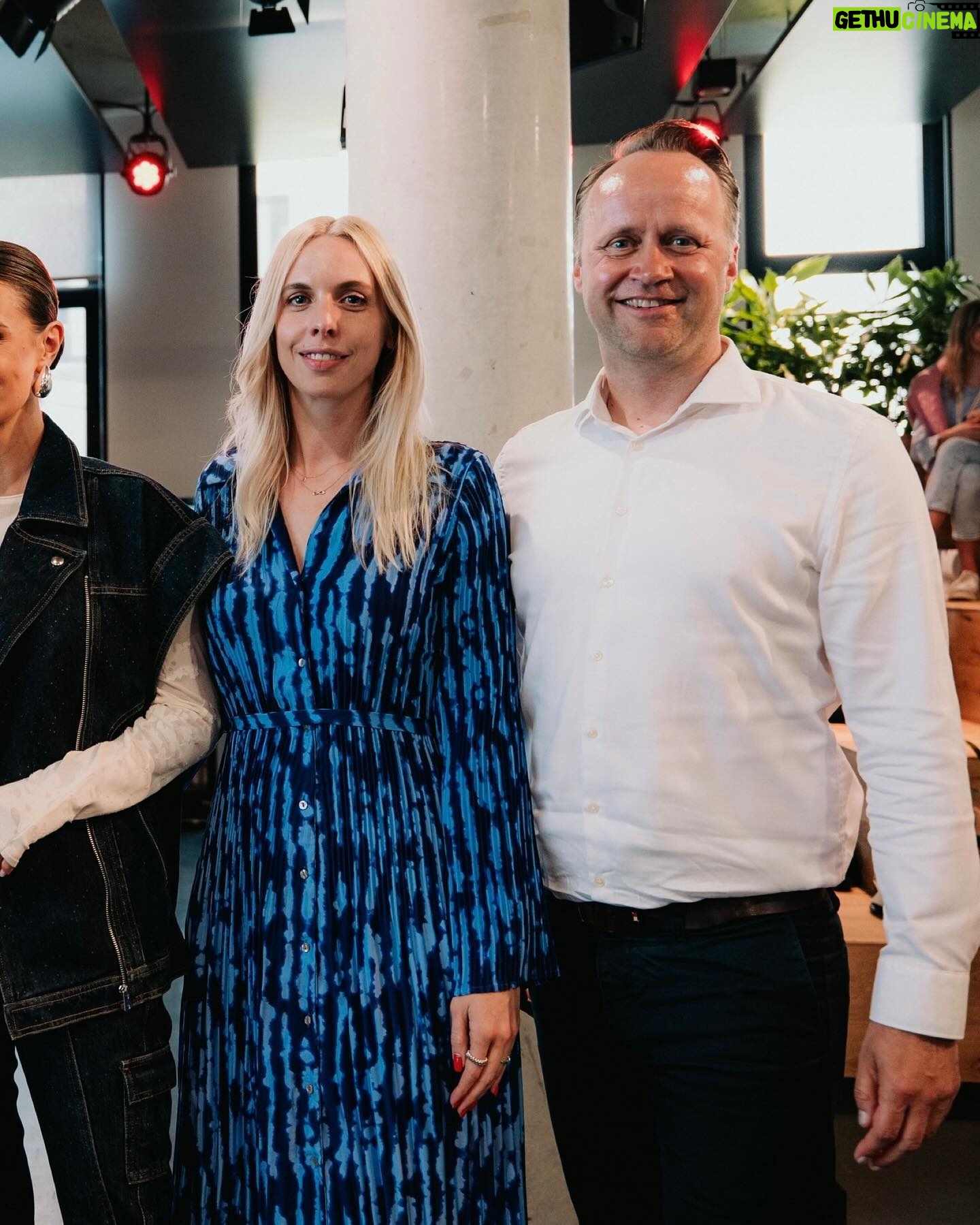 Laura Wontorra Instagram - Bürohunde sind echte Feelgood-Manager 🐶 Das weiß ich nicht nur aus eigener Erfahrung, sondern zu diesem Ergebnis kommt jetzt auch eine neue Studie von @purinadeutschland zum Thema Pets at Work. Als PURINA-Markenbotschafterin durfte ich gemeinsam mit Expert:innen die Ergebnisse der Studie vorstellen und diskutieren. Die Teilnehmer:innen der Talkrunde und die zwei- und vierbeinigen Gäste waren sich einig: Von den Kollegen auf vier Pfoten profitieren sowohl Arbeitnehmer:innen als auch Unternehmen 💼 Und damit in Zukunft noch mehr Körbchen in deutschen Büros stehen, unterstützt PURINA mit der Pets at Work Allianz Unternehmen dabei, hundefreundlicher zu werden. Von Milo und mir ein klares „Pfote hoch“ für diese Initiative 🐾 #wearebettertogether #wearebetterwithpets #petsatwork