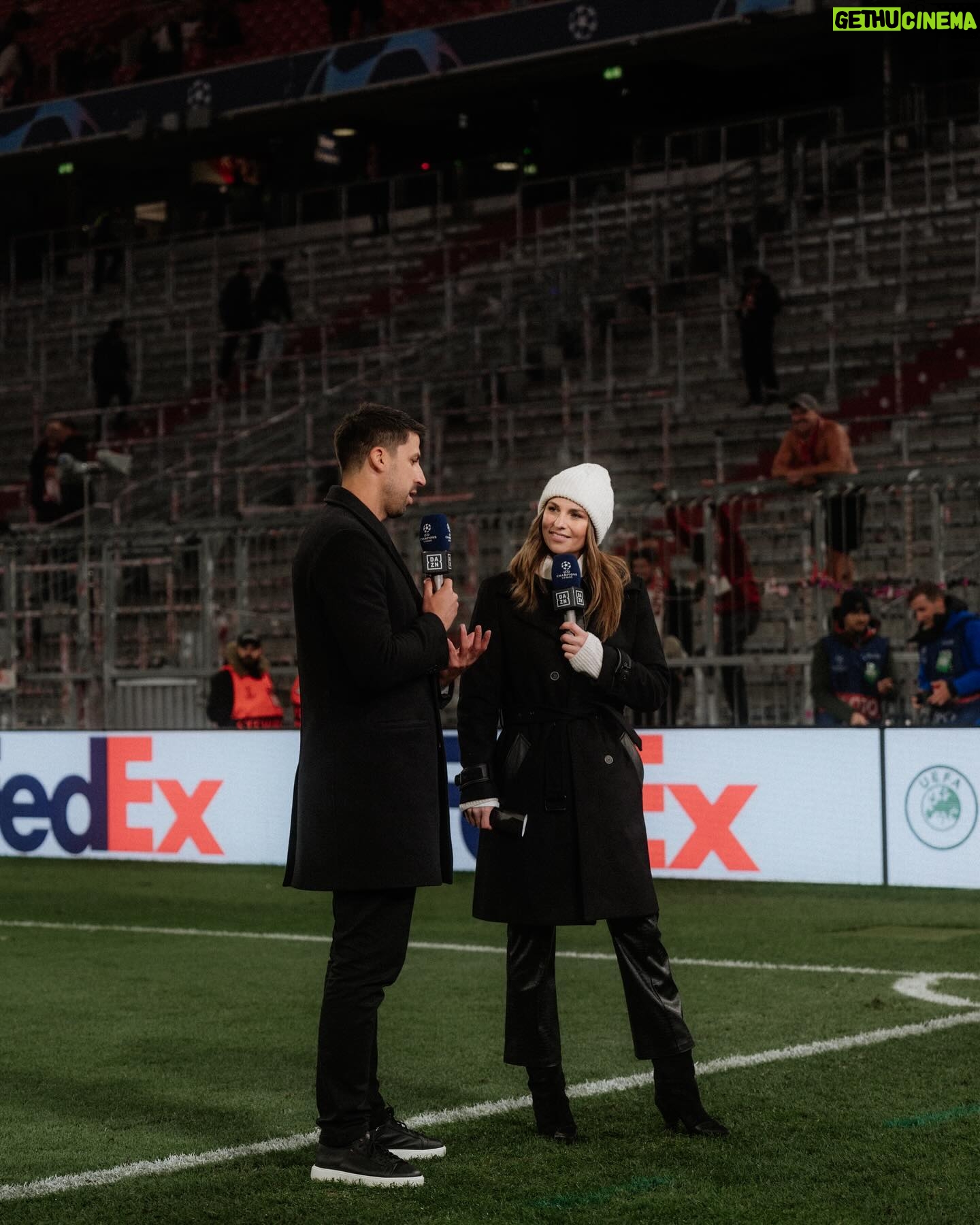 Laura Wontorra Instagram - —> Semi-finals …. nicht zu verwechseln mit Sami-finals 😜// @championsleague @dazn_de // 📸 @jacqueszaunbrecher