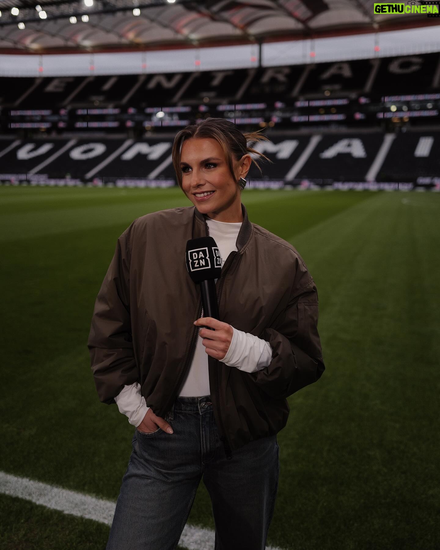 Laura Wontorra Instagram - Heute mit SGE vs SVW // 📸 @dazn_de