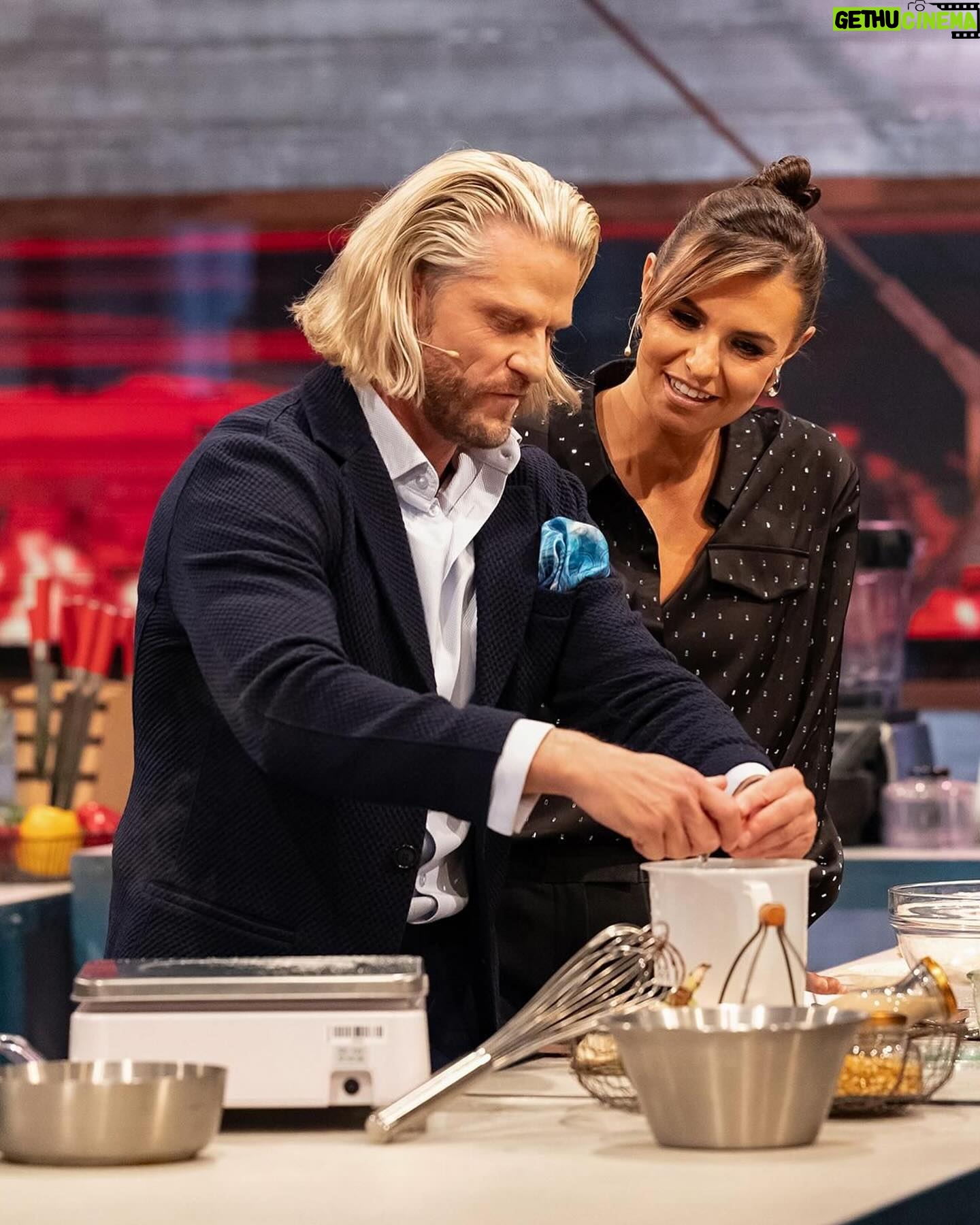 Laura Wontorra Instagram - Heute bei @grilldenhenssler_vox wird’s richtig wild 💥 Das Zwillings-Special verspricht beste Unterhaltung 📺 Wir haben die Schauspiel-Twins @valentinapahde & @cheyennepahde, die Jungs von @wwwshow und den Ur-Bachelor @jankepaul mit seinem vermeintlichen Zwilling, aber vorallem Olympiasieger im Beachvolleyball @juliusbrink im Studio 🎥 @steffen_henssler könnte es heute Abend schwer haben 🤭 Mehr dazu seht ihr um 20:15 Uhr bei VOX 📍 #grilldenhenssler #twins #gohardorgohome