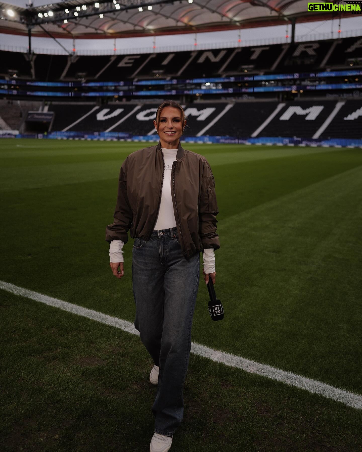 Laura Wontorra Instagram - Heute mit SGE vs SVW // 📸 @dazn_de