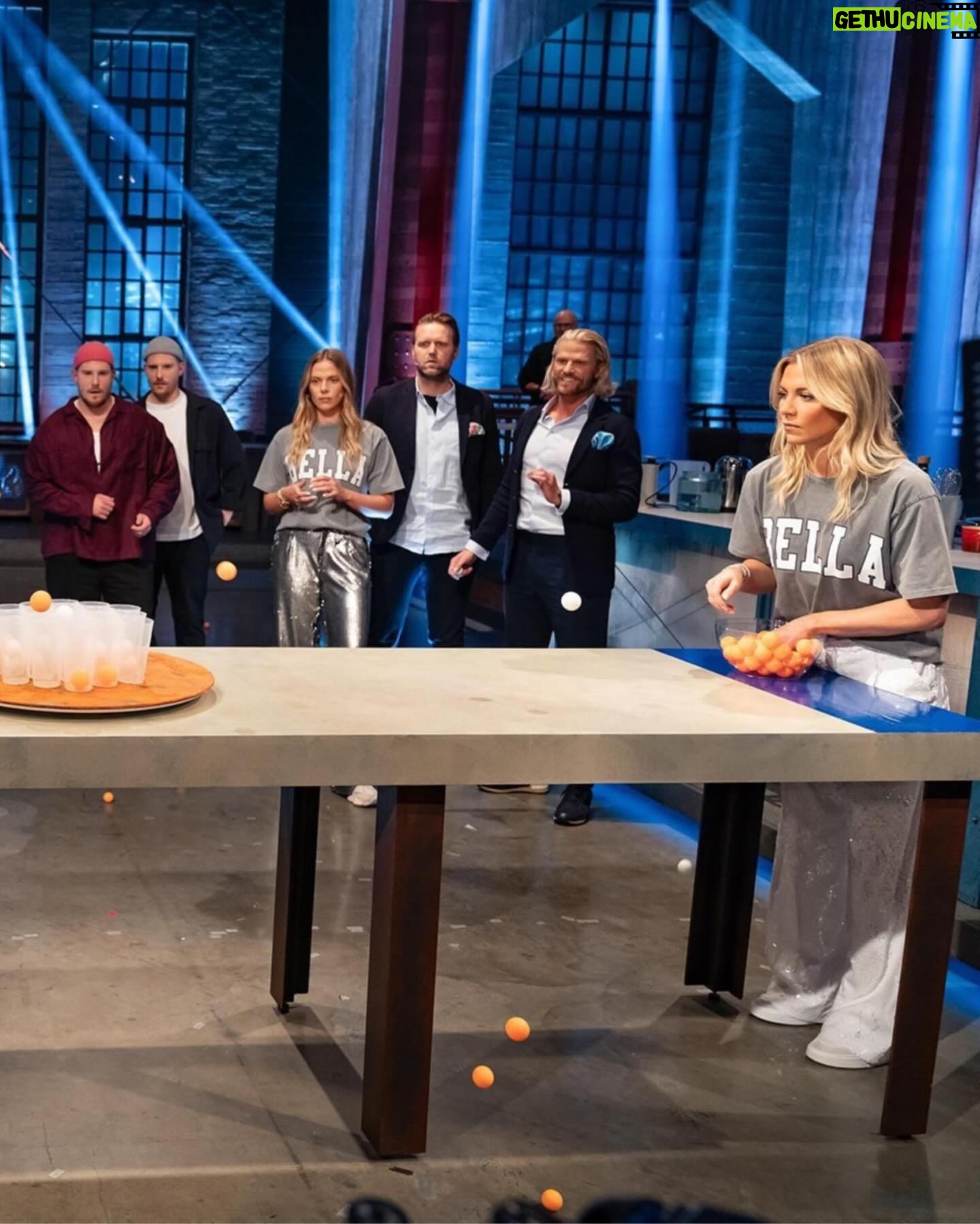 Laura Wontorra Instagram - Heute bei @grilldenhenssler_vox wird’s richtig wild 💥 Das Zwillings-Special verspricht beste Unterhaltung 📺 Wir haben die Schauspiel-Twins @valentinapahde & @cheyennepahde, die Jungs von @wwwshow und den Ur-Bachelor @jankepaul mit seinem vermeintlichen Zwilling, aber vorallem Olympiasieger im Beachvolleyball @juliusbrink im Studio 🎥 @steffen_henssler könnte es heute Abend schwer haben 🤭 Mehr dazu seht ihr um 20:15 Uhr bei VOX 📍 #grilldenhenssler #twins #gohardorgohome