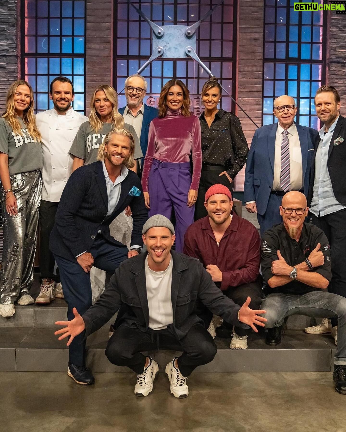 Laura Wontorra Instagram - Heute bei @grilldenhenssler_vox wird’s richtig wild 💥 Das Zwillings-Special verspricht beste Unterhaltung 📺 Wir haben die Schauspiel-Twins @valentinapahde & @cheyennepahde, die Jungs von @wwwshow und den Ur-Bachelor @jankepaul mit seinem vermeintlichen Zwilling, aber vorallem Olympiasieger im Beachvolleyball @juliusbrink im Studio 🎥 @steffen_henssler könnte es heute Abend schwer haben 🤭 Mehr dazu seht ihr um 20:15 Uhr bei VOX 📍 #grilldenhenssler #twins #gohardorgohome