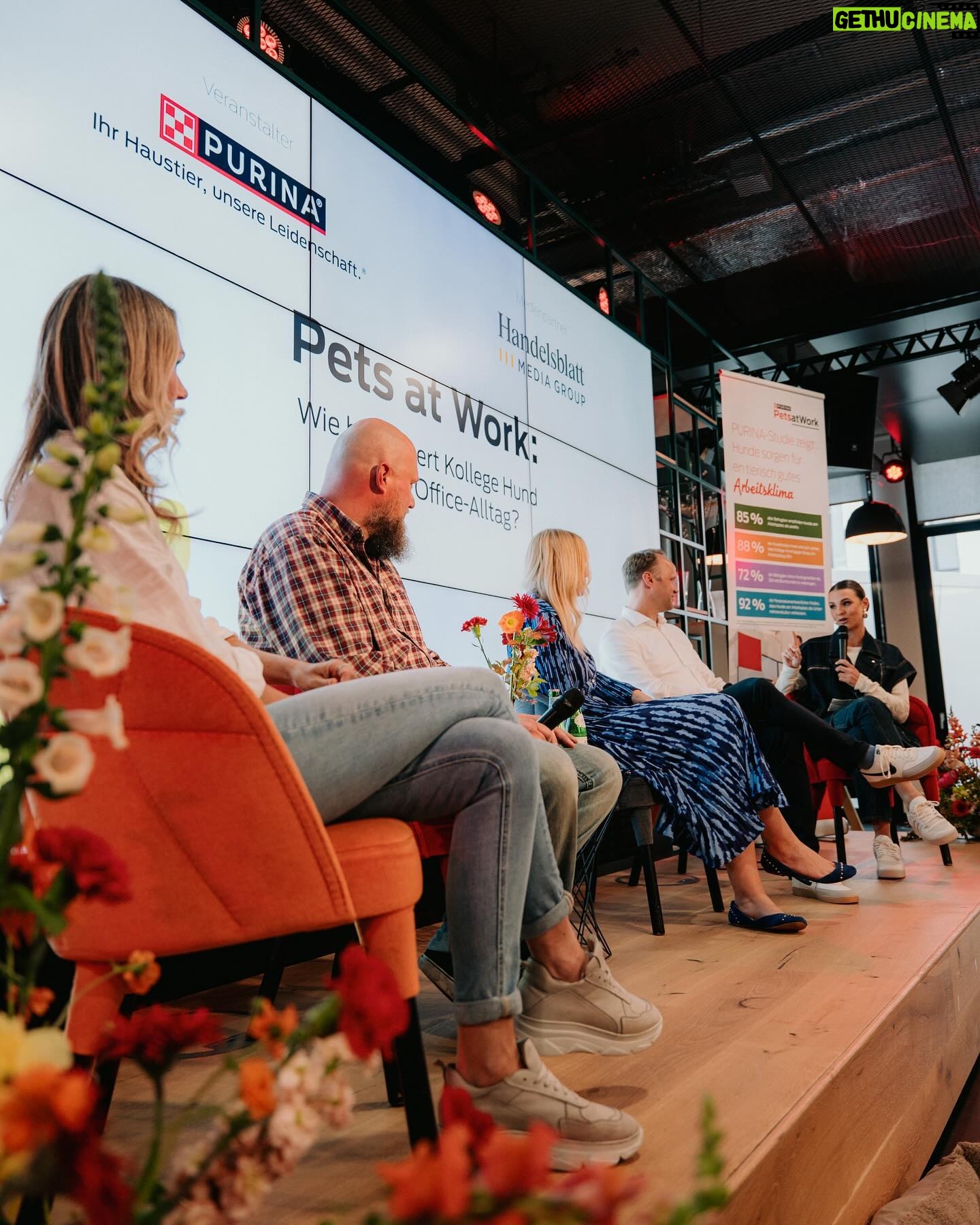 Laura Wontorra Instagram - Bürohunde sind echte Feelgood-Manager 🐶 Das weiß ich nicht nur aus eigener Erfahrung, sondern zu diesem Ergebnis kommt jetzt auch eine neue Studie von @purinadeutschland zum Thema Pets at Work. Als PURINA-Markenbotschafterin durfte ich gemeinsam mit Expert:innen die Ergebnisse der Studie vorstellen und diskutieren. Die Teilnehmer:innen der Talkrunde und die zwei- und vierbeinigen Gäste waren sich einig: Von den Kollegen auf vier Pfoten profitieren sowohl Arbeitnehmer:innen als auch Unternehmen 💼 Und damit in Zukunft noch mehr Körbchen in deutschen Büros stehen, unterstützt PURINA mit der Pets at Work Allianz Unternehmen dabei, hundefreundlicher zu werden. Von Milo und mir ein klares „Pfote hoch“ für diese Initiative 🐾 #wearebettertogether #wearebetterwithpets #petsatwork
