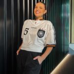 Laura Wontorra Instagram - Dem Helmer Thomas das Trikot geklaut 🇩🇪