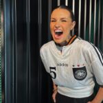 Laura Wontorra Instagram - Dem Helmer Thomas das Trikot geklaut 🇩🇪