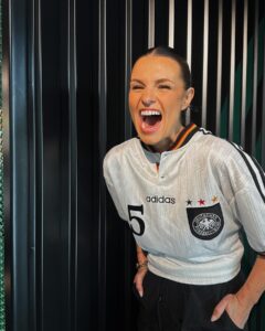 Laura Wontorra Instagram - Dem Helmer Thomas das Trikot geklaut 🇩🇪