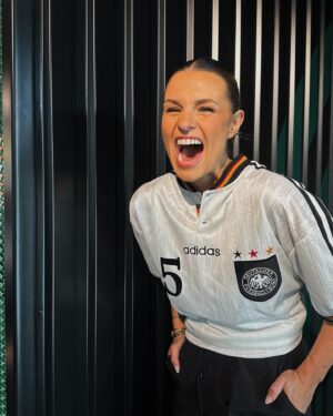 Laura Wontorra Instagram - Dem Helmer Thomas das Trikot geklaut 🇩🇪