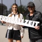Laura Wontorra Instagram - Du wirst beschimpft und freust dich drüber.. Womöglich ein Gefühl, welches nur Peter Schilling glaubhaft beschreiben kann. In „ @dfb Fussballzeit mit “ gewährt der Singer- & Songwriter tiefe Einblicke, in seine bewegendsten Fußballmomente. Warum der Schwabe kürzlich den Tränen nah war und welcher Star-Nationalspieler mit Peter mal ein Bier trinken gehen möchte erfahrt ihr in Folge 2 des neuen Fußball-Formats. Jetzt auf YouTube! 📍⚽️ Alle weiteren Infos gibt’s auf fussballzeit.dfb.de #dfb #fussballzeit #majortom