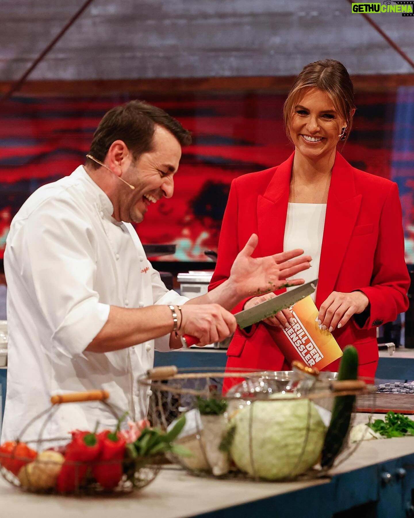 Laura Wontorra Instagram - Heute geht’s los mit dem Koch-Coach-Special👨🏽🍳🍴Wer wissen will, wer seine Wettschulden mit einem Schnurrbart bezahlen muss schaltet ein ➡️ @grilldenhenssler_vox 20:15Uhr #grilldenhenssler #frühjahrsstaffel #vox