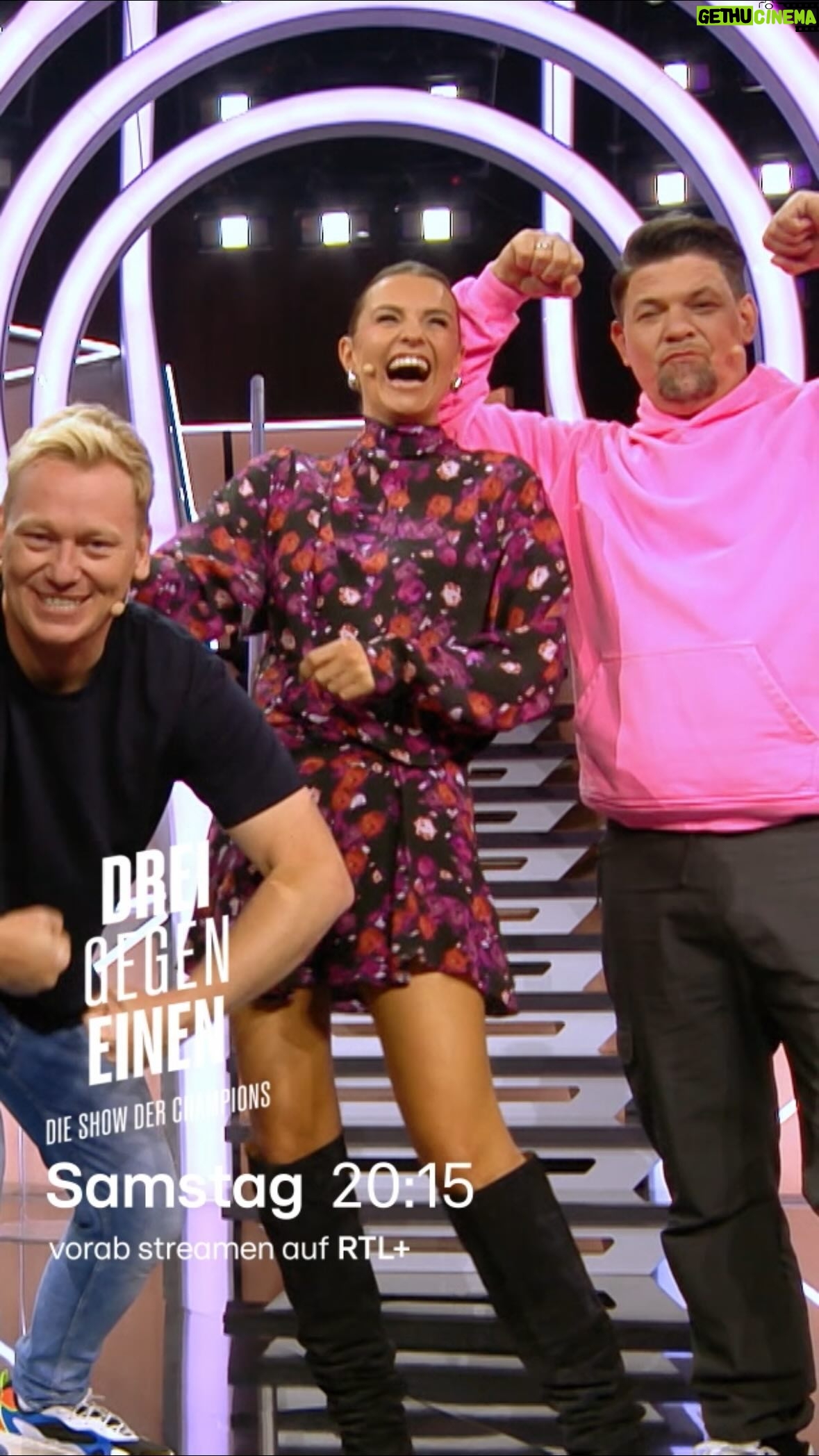 Laura Wontorra Instagram - “Drei gegen Einen - Die Show der Champions” Es geht in die 2. Runde. ➡️ Am Samstag, 27.4.2024 um 20:15 Uhr @rtl_de Mit @elton_tv und @knossi trete ich im Team gegen wahre Champions an und dank @laurawontorra sind wir drei Herren auch zu ertragen. 😘🤣🤩 #dreigegeneinen