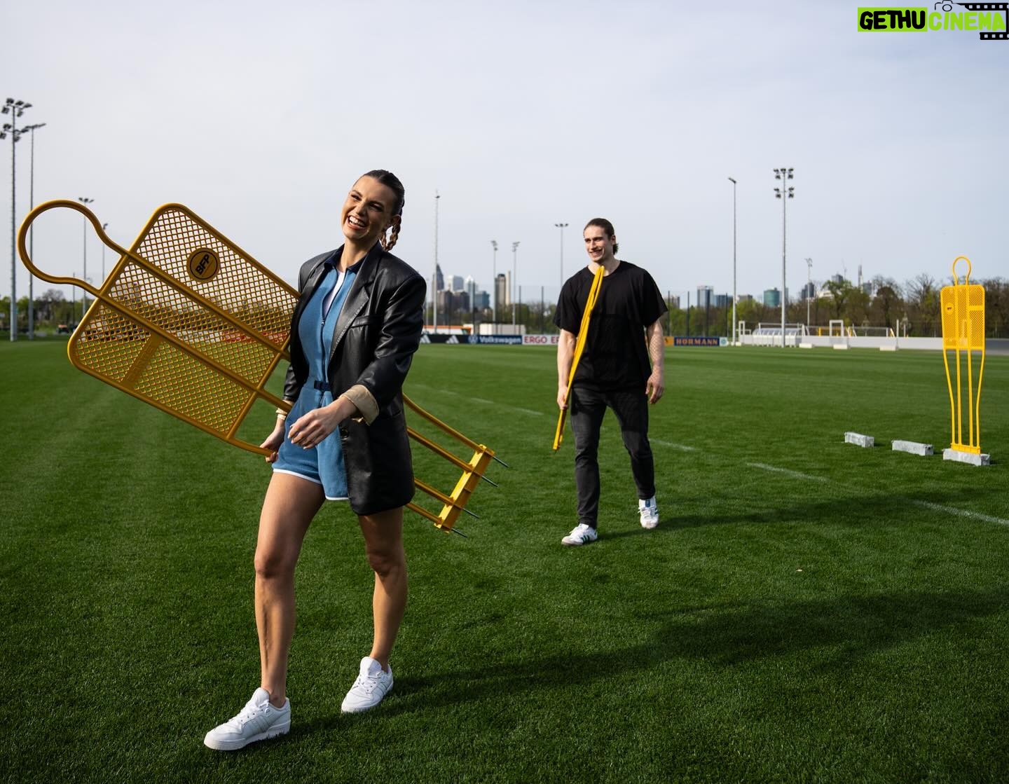 Laura Wontorra Instagram - Sich ganz selbstsicher gegen die Karriere als Profi-Fußballer entscheiden? Nimmt sich nicht jeder raus… @juriknorr schon - zur Freude von Alfred Gislason! 🤾♂️ In Folge 4 von „ @dfb Fussballzeit mit “ spreche ich mit dem Handball-Nationalspieler über seine schönsten Fußballmomente. Warum ihm das Sommermärchen 2006 besonders in Erinnerung geblieben ist und welche Trash-TV-Formate er einschaltet, wenn mal kein Fußball läuft, verrät uns der gebürtige Flensburger in der neuen Folge - ab jetzt auf YouTube! Den Link dazu gibts in meiner Story 👆🏽 Alle weiteren Infos auf fussballzeit.dfb.de 📲 #dfb #fussballzeit #spielfreude #leidenschaft
