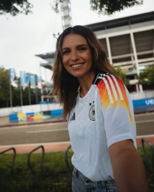 Laura Wontorra Instagram - Bald geht’s los 🇩🇪⚽️🏆