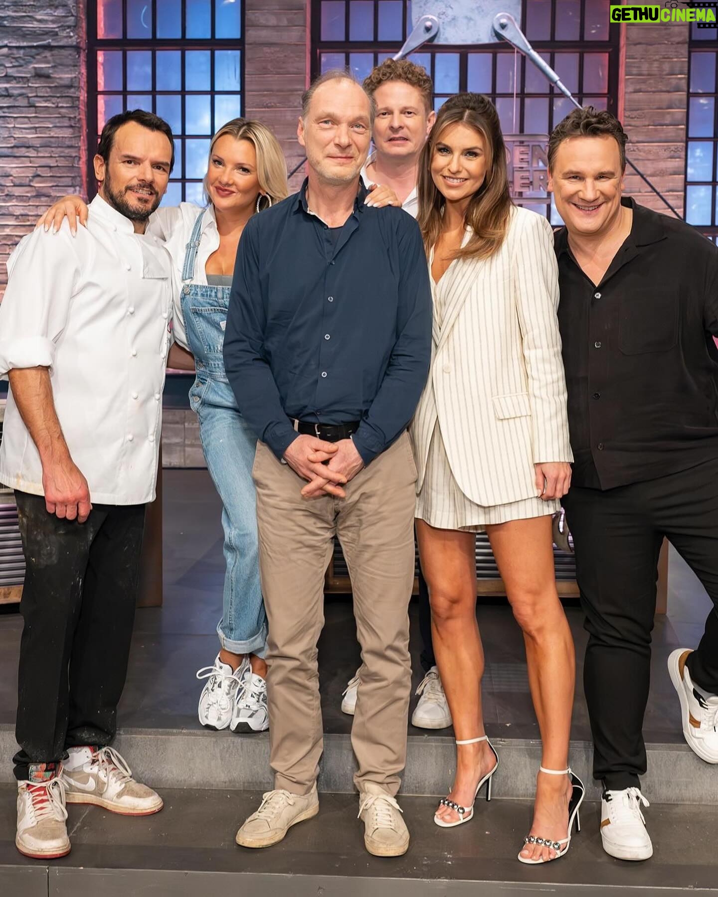 Laura Wontorra Instagram - Heute bei @grilldenhenssler_vox brutzelt‘s in der Pfanne und knistert‘s in der Luft 🤭 Glamour-Göttin, Modepapst und Tatort Komissar am Herd - Das sollte man sich nicht entgehen lassen 👉🏽 20:15 Uhr bei VOX #grilldenhenssler #abendprogramm