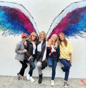 Lauralee Bell Instagram - As if @melodythomassco isn’t amazing enough, she choose to celebrate her 45th anniversary of @youngandrestlesscbs at @projectangelfood 
We all felt so special to be a part of her day working for this incredible organization that is life changing to so many! Thank you to all that helped us in the kitchen. Great meeting you #richardayoub 
Thank you as always @mattykane1
Happy Anniversary Mel 🎉❤️